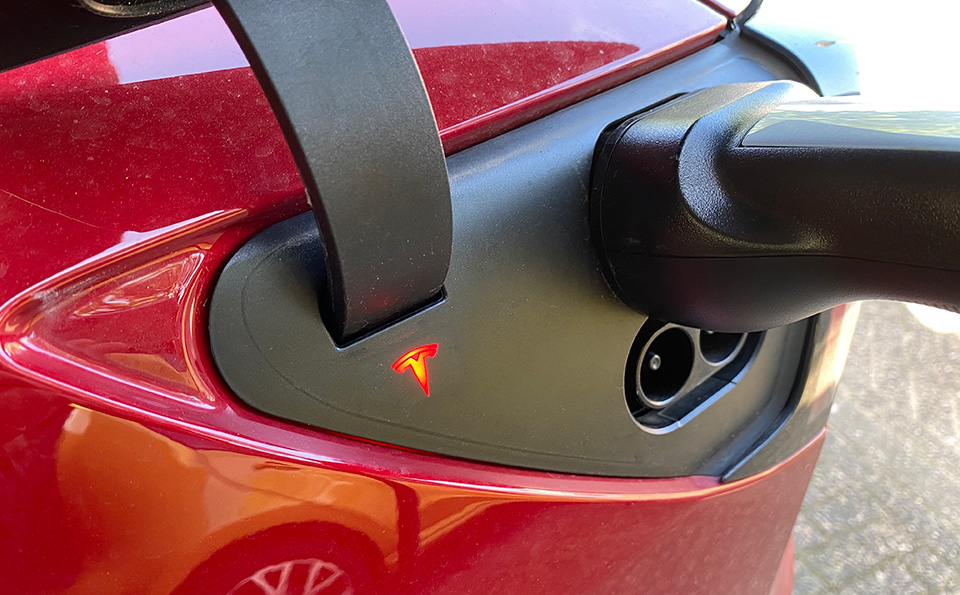 Rood lampje bij insteken stekker Rood lampje bij insteken stekker