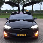 Tesla Model X doet kerstmis dansje