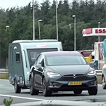 Kun je met een caravan op vakantie met een Tesla?